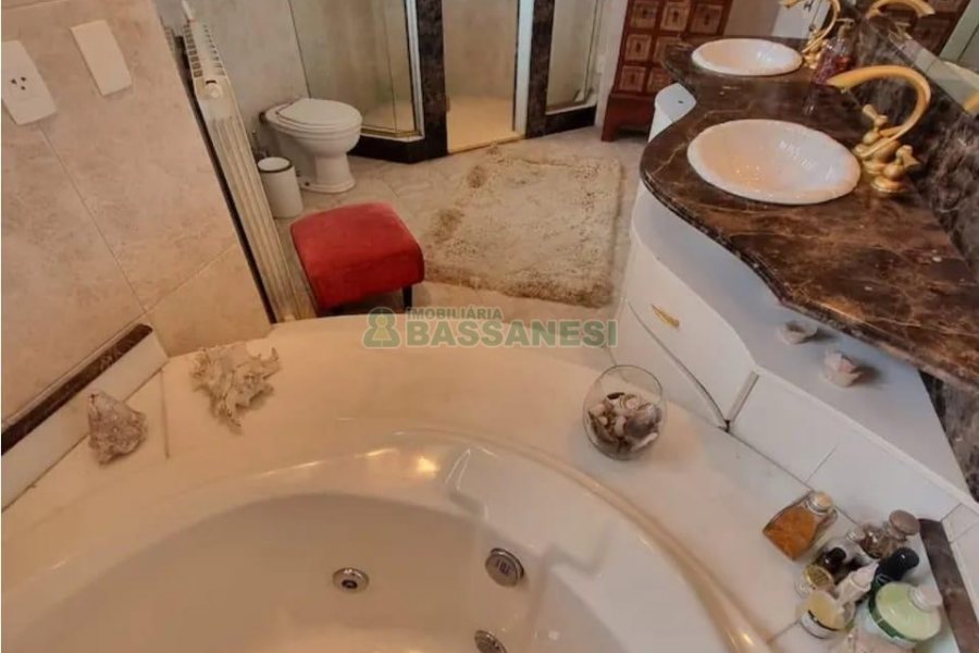 Casa Mobiliada com 320m², 3 dormitórios, 3 vagas, no bairro Vinhedos em Caxias do Sul para Alugar