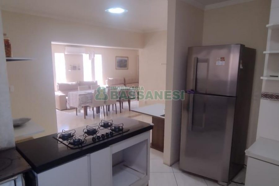 Casa com 126m², 2 dormitórios, 2 vagas, no bairro Rio Branco em Caxias do Sul para Comprar