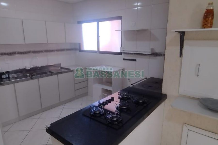 Casa com 126m², 2 dormitórios, 2 vagas, no bairro Rio Branco em Caxias do Sul para Comprar