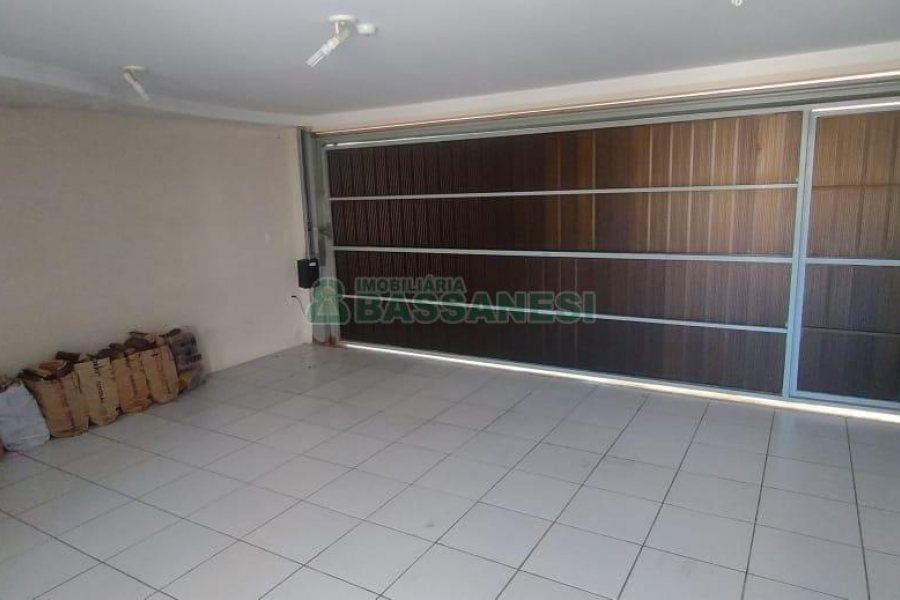 Casa com 126m², 2 dormitórios, 2 vagas, no bairro Rio Branco em Caxias do Sul para Comprar