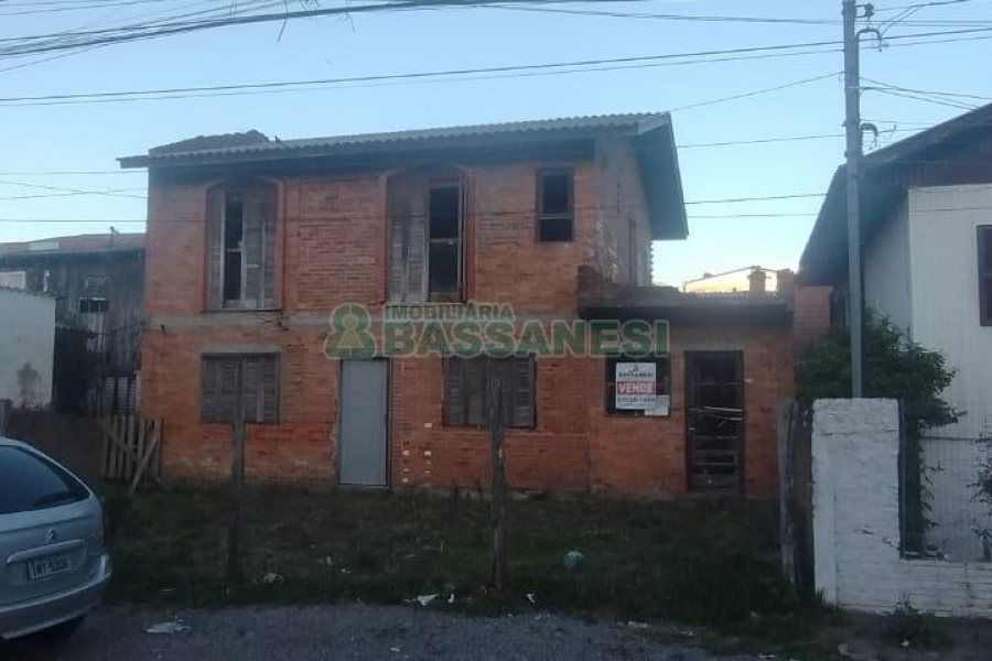 Casa com 230m², 3 dormitórios, 1 vaga, no bairro Pioneiro em Caxias do Sul para Comprar