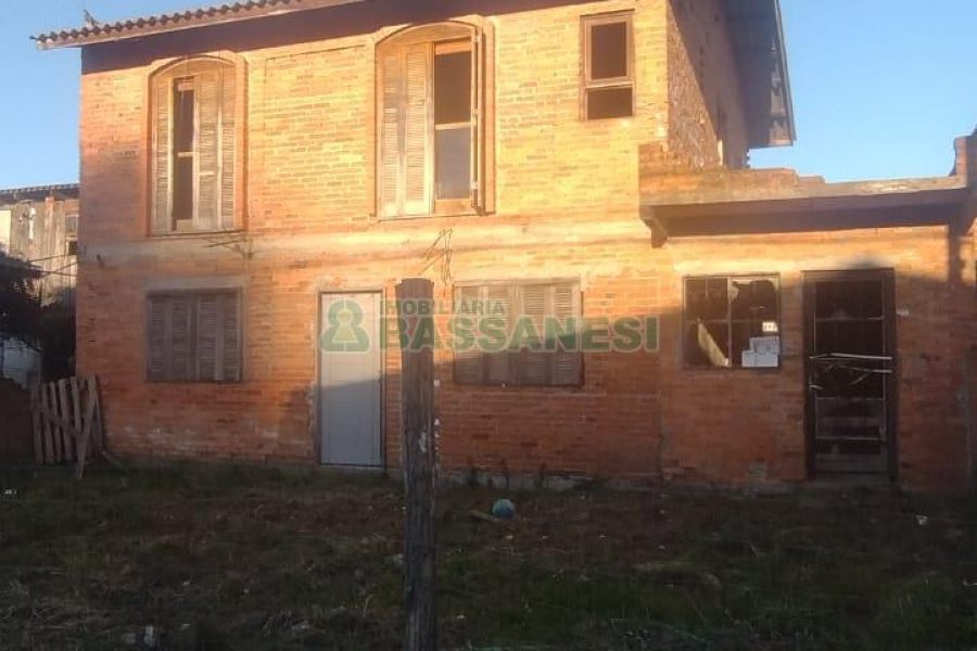 Casa com 230m², 3 dormitórios, 1 vaga, no bairro Pioneiro em Caxias do Sul para Comprar