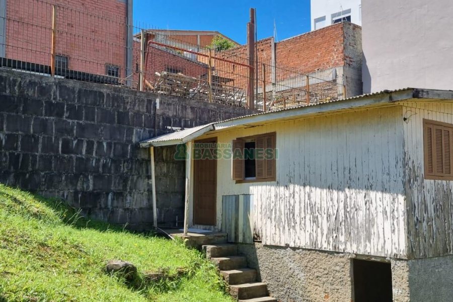 Casa com 100m², 4 dormitórios, 1 vaga, no bairro Nossa Senhora de Fátima em Caxias do Sul para Comprar