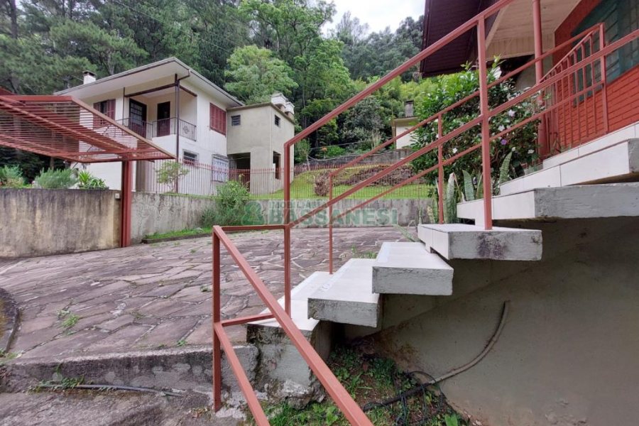 Casa com 290m², 4 dormitórios, 1 vaga, no bairro Galópolis em Caxias do Sul para Comprar