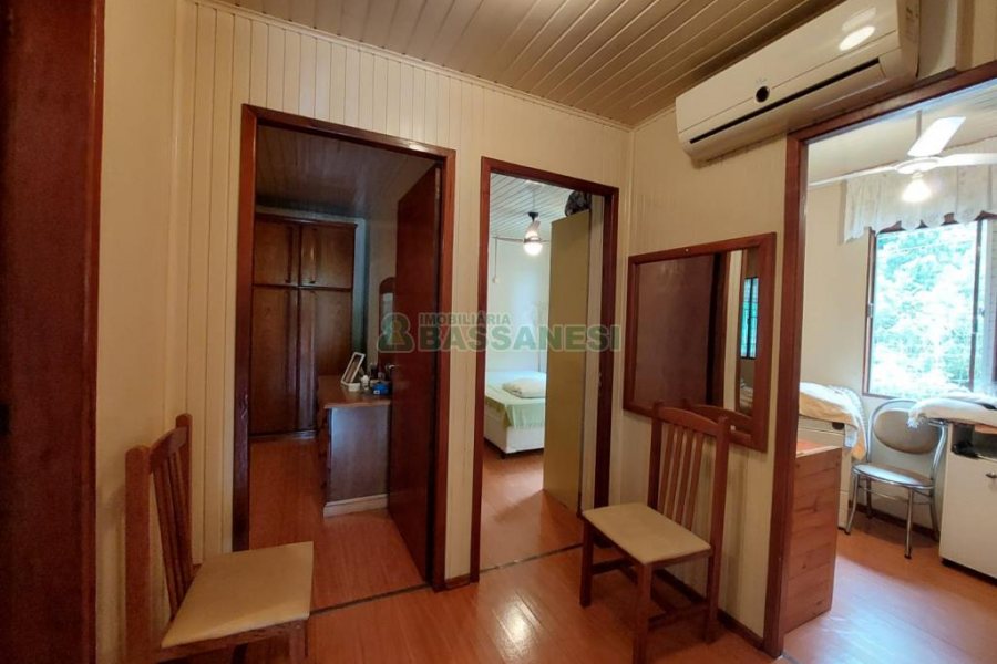 Casa com 290m², 4 dormitórios, 1 vaga, no bairro Galópolis em Caxias do Sul para Comprar