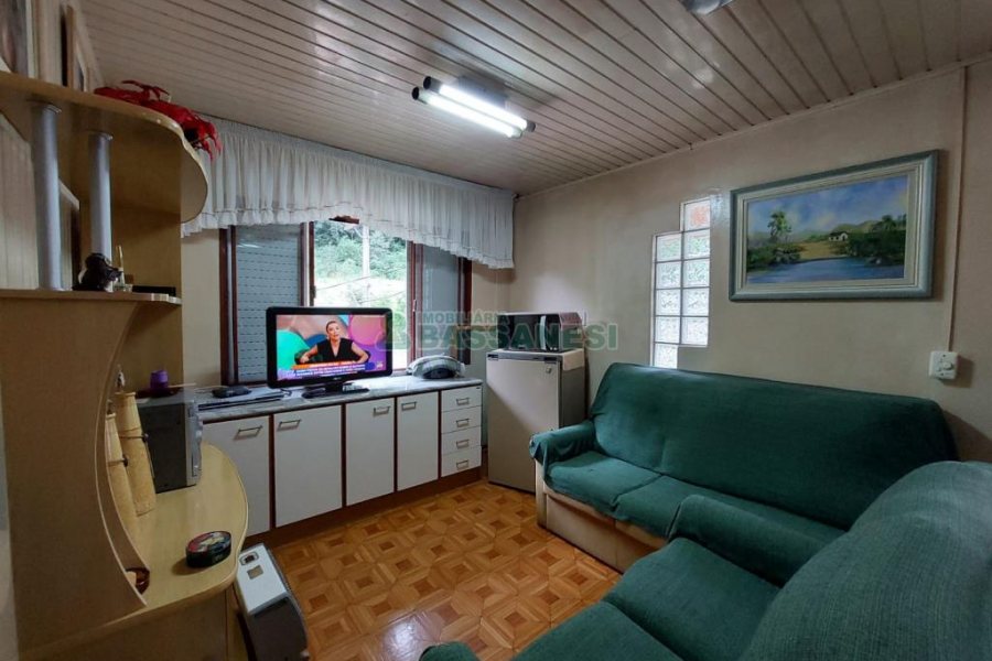 Casa com 290m², 4 dormitórios, 1 vaga, no bairro Galópolis em Caxias do Sul para Comprar