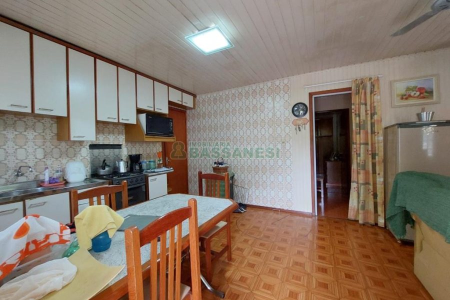 Casa com 290m², 4 dormitórios, 1 vaga, no bairro Galópolis em Caxias do Sul para Comprar
