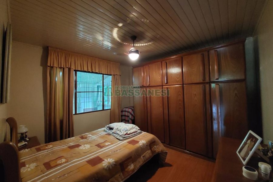 Casa com 290m², 4 dormitórios, 1 vaga, no bairro Galópolis em Caxias do Sul para Comprar