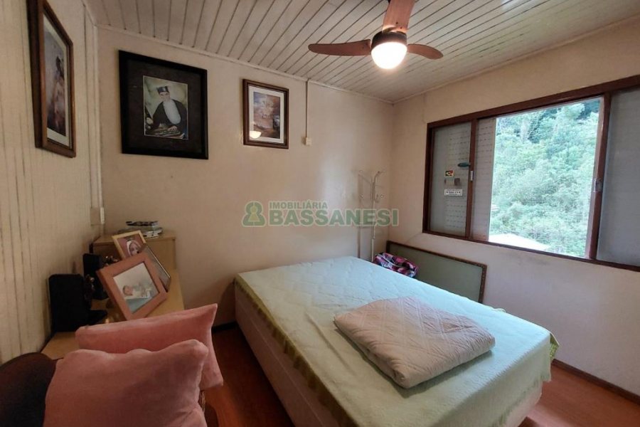 Casa com 290m², 4 dormitórios, 1 vaga, no bairro Galópolis em Caxias do Sul para Comprar
