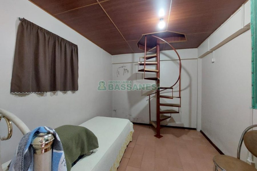 Casa com 290m², 4 dormitórios, 1 vaga, no bairro Galópolis em Caxias do Sul para Comprar