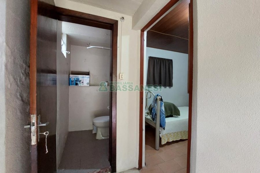 Casa com 290m², 4 dormitórios, 1 vaga, no bairro Galópolis em Caxias do Sul para Comprar
