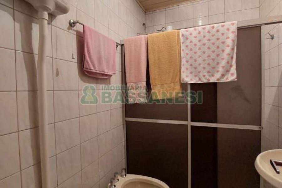 Casa com 290m², 4 dormitórios, 1 vaga, no bairro Galópolis em Caxias do Sul para Comprar