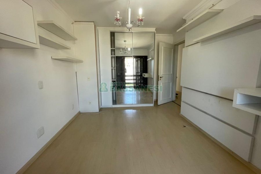Apartamento com 119m², 4 dormitórios, 2 vagas, no bairro Pio X em Caxias do Sul para Comprar