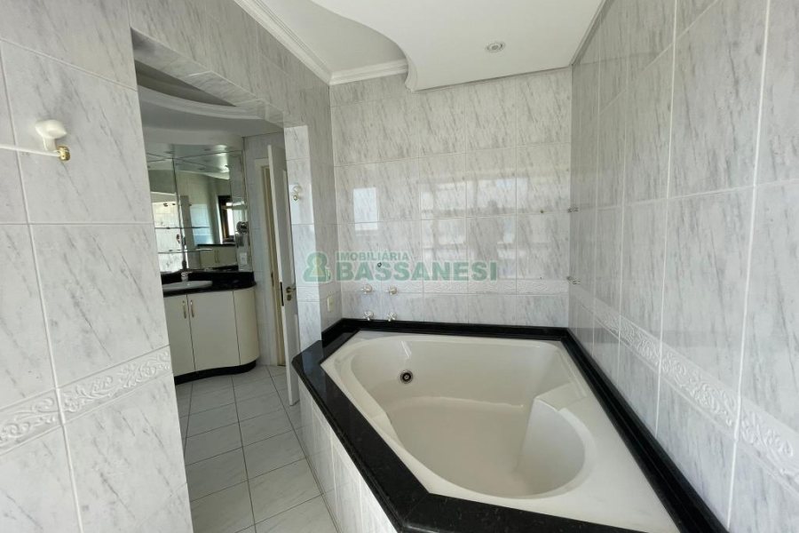 Apartamento com 119m², 4 dormitórios, 2 vagas, no bairro Pio X em Caxias do Sul para Comprar