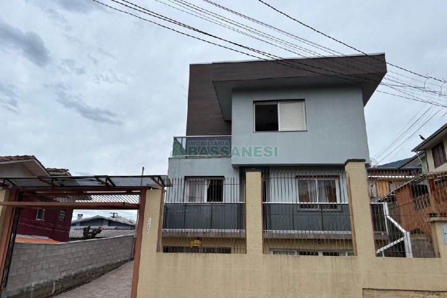 Casa Mobiliada com 180m², 3 dormitórios, 2 vagas, no bairro Desvio Rizzo em Caxias do Sul para Alugar