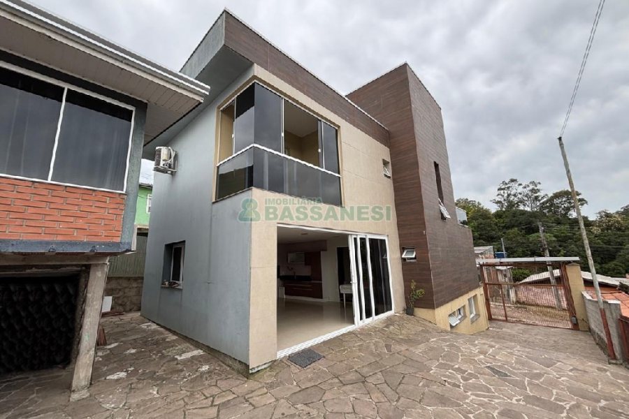 Casa Mobiliada com 180m², 3 dormitórios, 2 vagas, no bairro Desvio Rizzo em Caxias do Sul para Alugar