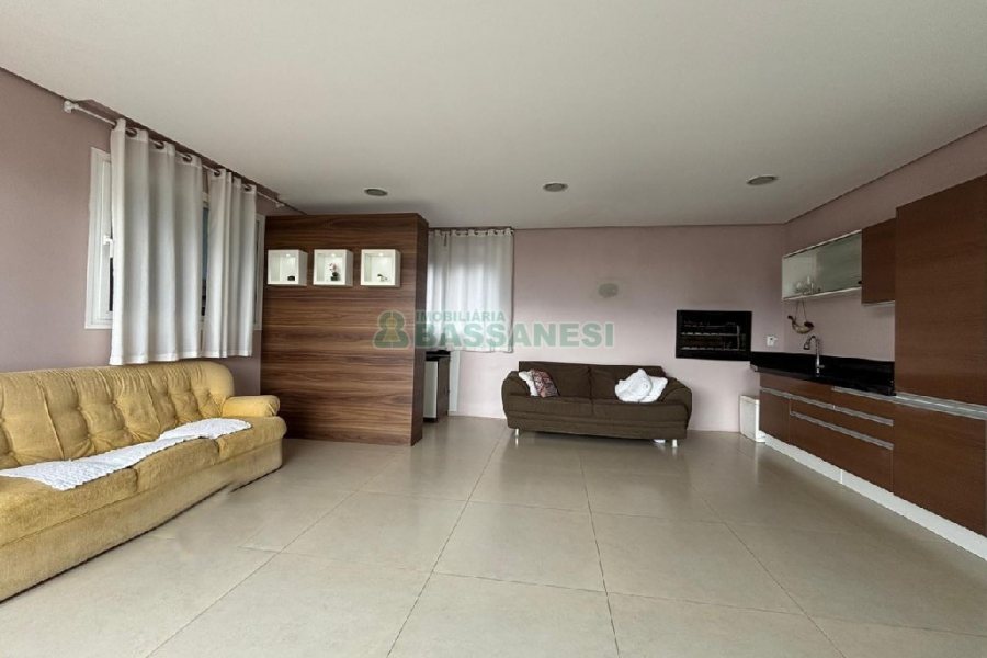 Casa Mobiliada com 180m², 3 dormitórios, 2 vagas, no bairro Desvio Rizzo em Caxias do Sul para Alugar