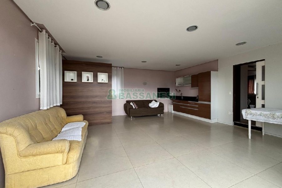 Casa Mobiliada com 180m², 3 dormitórios, 2 vagas, no bairro Desvio Rizzo em Caxias do Sul para Alugar