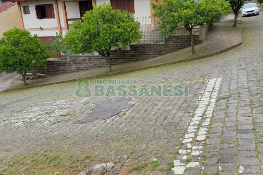 Casa com 266m², 3 dormitórios, 4 vagas, no bairro Panazzolo em Caxias do Sul para Comprar