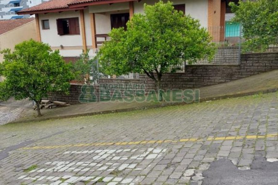 Casa com 266m², 3 dormitórios, 4 vagas, no bairro Panazzolo em Caxias do Sul para Comprar