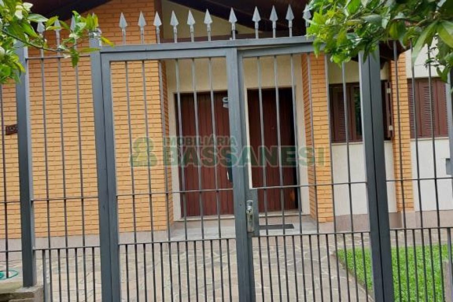 Casa com 266m², 3 dormitórios, 4 vagas, no bairro Panazzolo em Caxias do Sul para Comprar