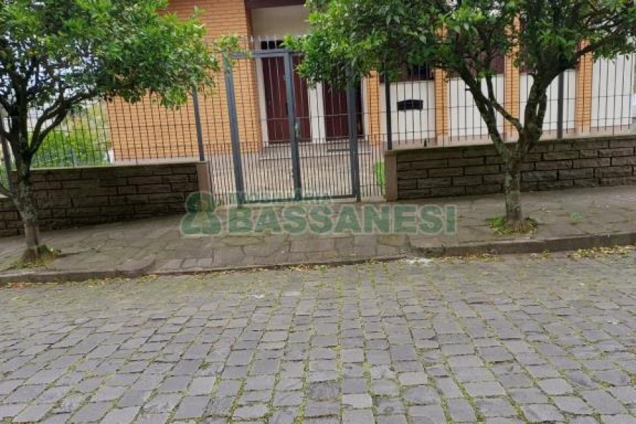 Casa com 266m², 3 dormitórios, 4 vagas, no bairro Panazzolo em Caxias do Sul para Comprar