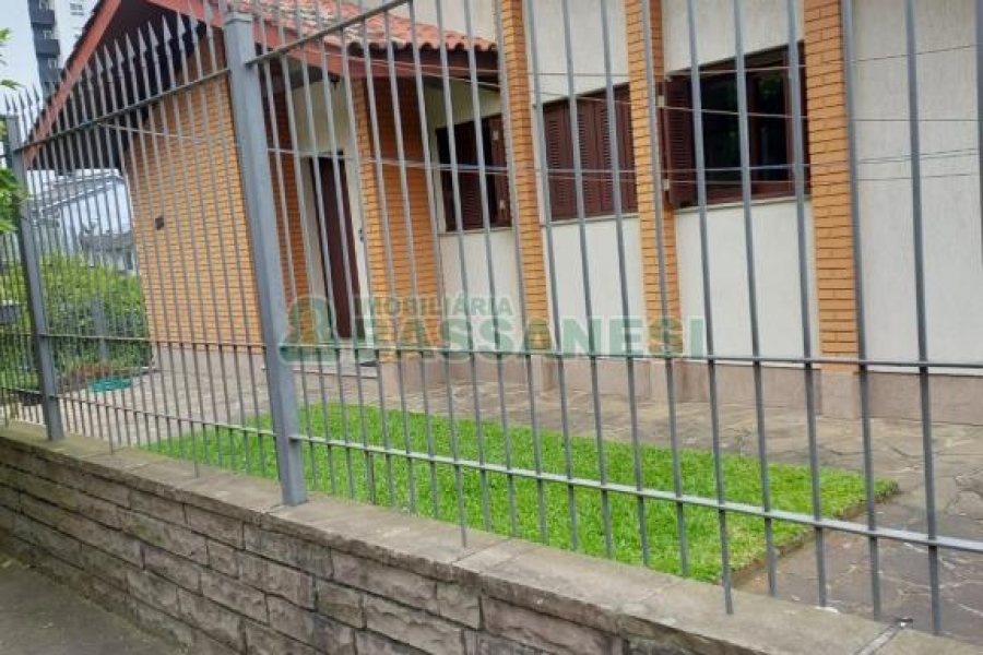Casa com 266m², 3 dormitórios, 4 vagas, no bairro Panazzolo em Caxias do Sul para Comprar