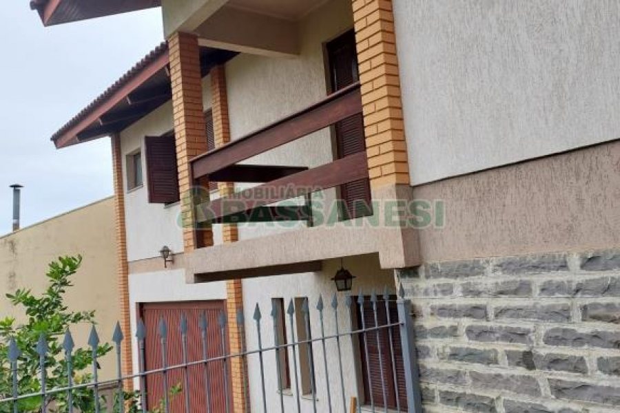 Casa com 266m², 3 dormitórios, 4 vagas, no bairro Panazzolo em Caxias do Sul para Comprar