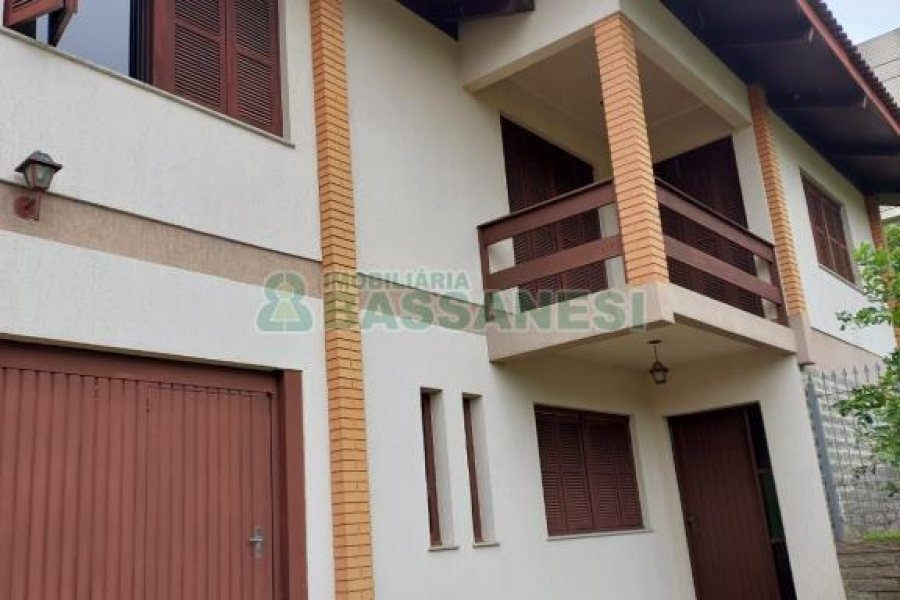 Casa com 266m², 3 dormitórios, 4 vagas, no bairro Panazzolo em Caxias do Sul para Comprar