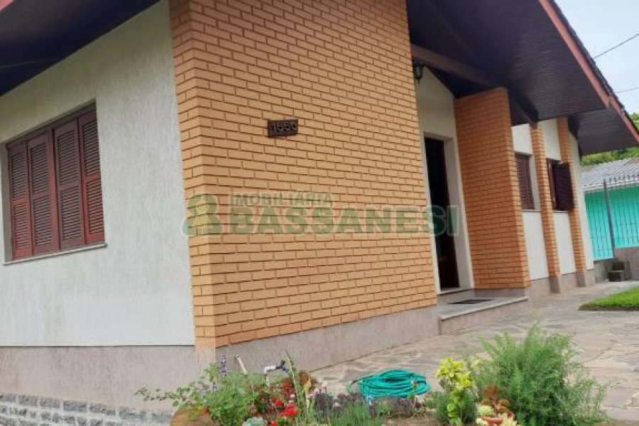Casa com 266m², 3 dormitórios, 4 vagas, no bairro Panazzolo em Caxias do Sul para Comprar