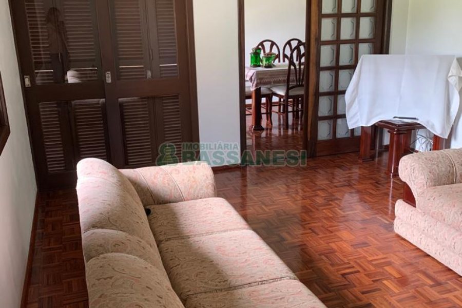 Casa com 266m², 3 dormitórios, 4 vagas, no bairro Panazzolo em Caxias do Sul para Comprar