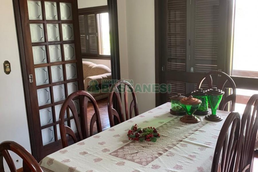 Casa com 266m², 3 dormitórios, 4 vagas, no bairro Panazzolo em Caxias do Sul para Comprar