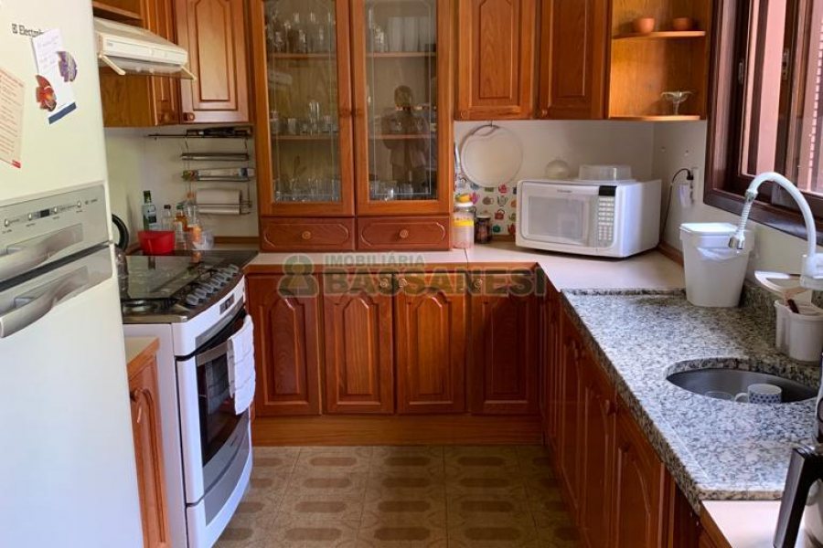 Casa com 266m², 3 dormitórios, 4 vagas, no bairro Panazzolo em Caxias do Sul para Comprar