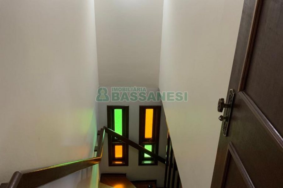 Casa com 266m², 3 dormitórios, 4 vagas, no bairro Panazzolo em Caxias do Sul para Comprar