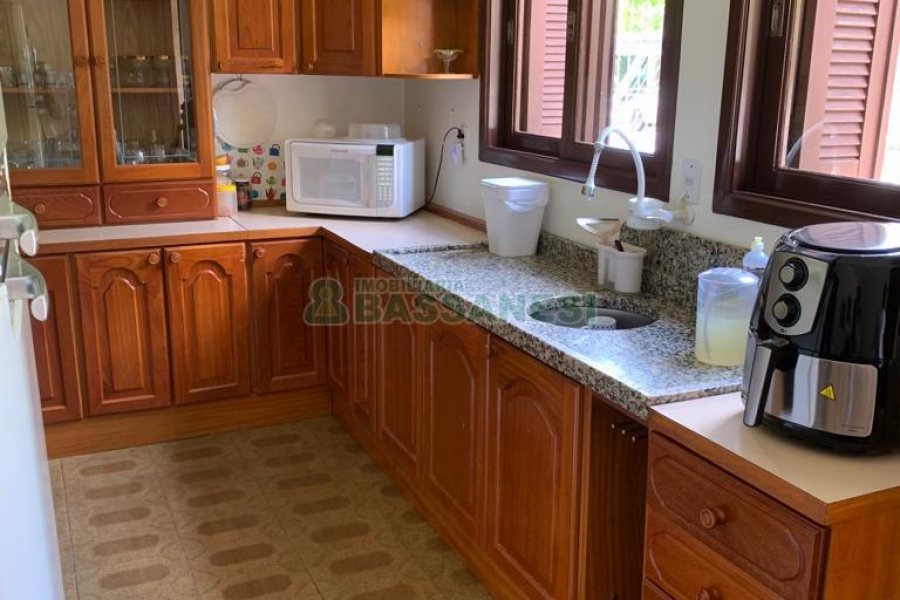 Casa com 266m², 3 dormitórios, 4 vagas, no bairro Panazzolo em Caxias do Sul para Comprar