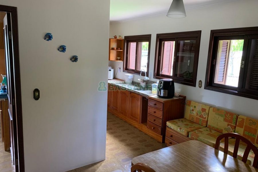 Casa com 266m², 3 dormitórios, 4 vagas, no bairro Panazzolo em Caxias do Sul para Comprar