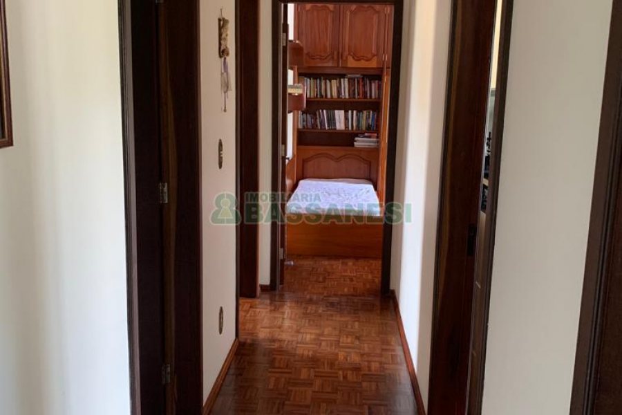 Casa com 266m², 3 dormitórios, 4 vagas, no bairro Panazzolo em Caxias do Sul para Comprar