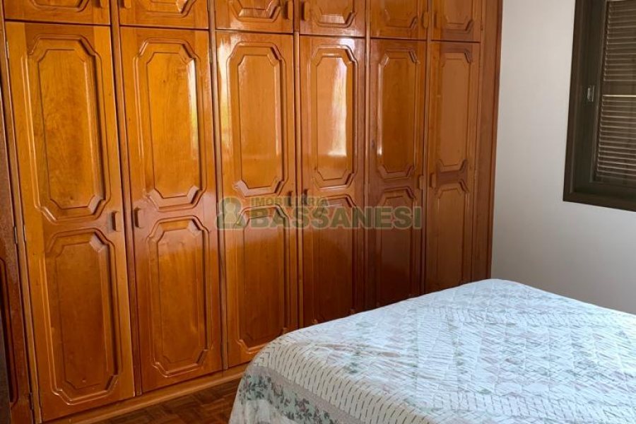 Casa com 266m², 3 dormitórios, 4 vagas, no bairro Panazzolo em Caxias do Sul para Comprar
