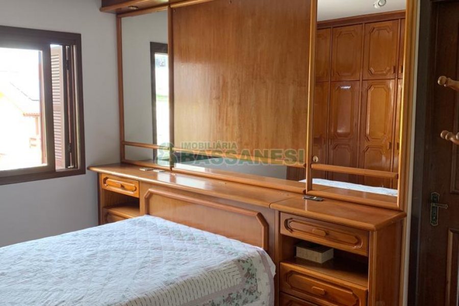 Casa com 266m², 3 dormitórios, 4 vagas, no bairro Panazzolo em Caxias do Sul para Comprar