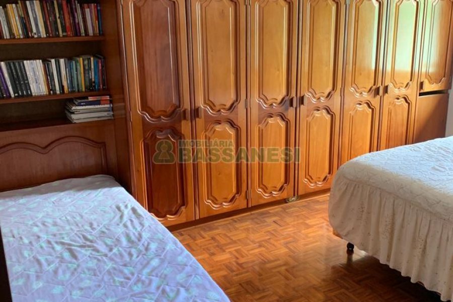 Casa com 266m², 3 dormitórios, 4 vagas, no bairro Panazzolo em Caxias do Sul para Comprar