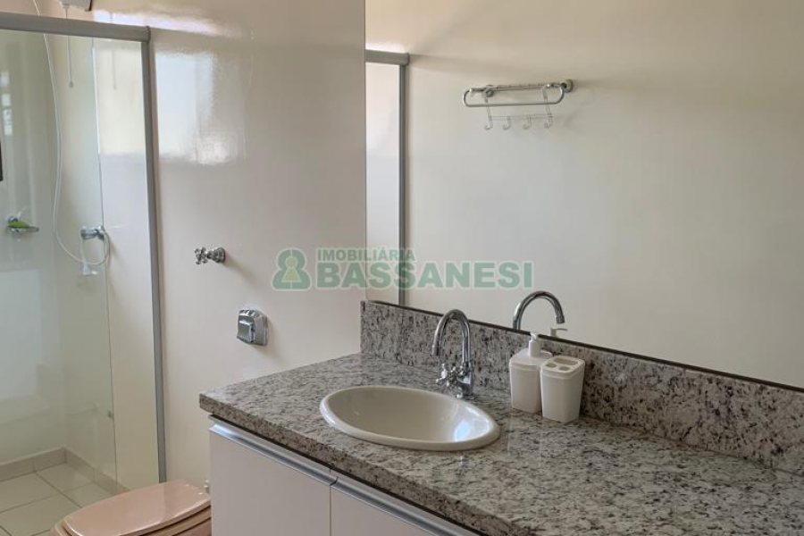 Casa com 266m², 3 dormitórios, 4 vagas, no bairro Panazzolo em Caxias do Sul para Comprar