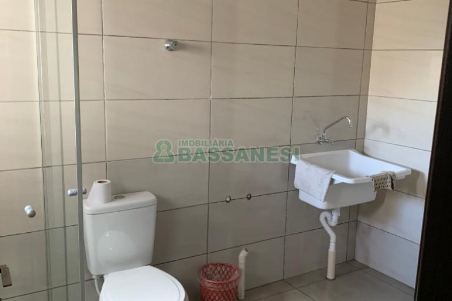 Casa com 266m², 3 dormitórios, 4 vagas, no bairro Panazzolo em Caxias do Sul para Comprar