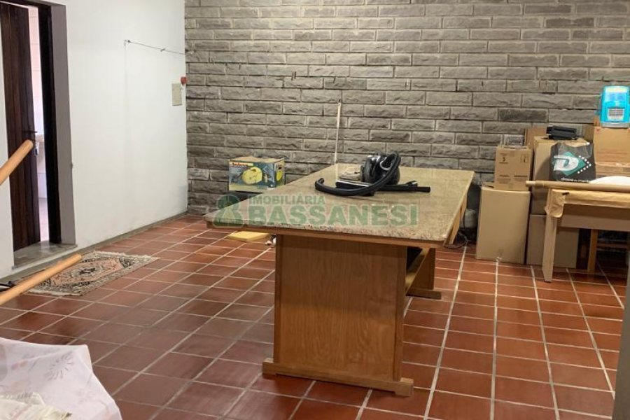 Casa com 266m², 3 dormitórios, 4 vagas, no bairro Panazzolo em Caxias do Sul para Comprar