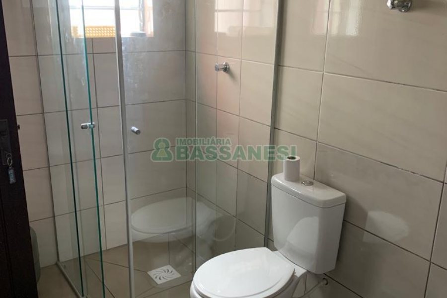 Casa com 266m², 3 dormitórios, 4 vagas, no bairro Panazzolo em Caxias do Sul para Comprar