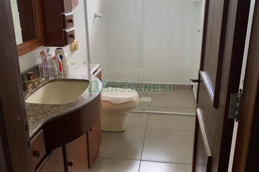 Casa com 266m², 3 dormitórios, 4 vagas, no bairro Panazzolo em Caxias do Sul para Comprar