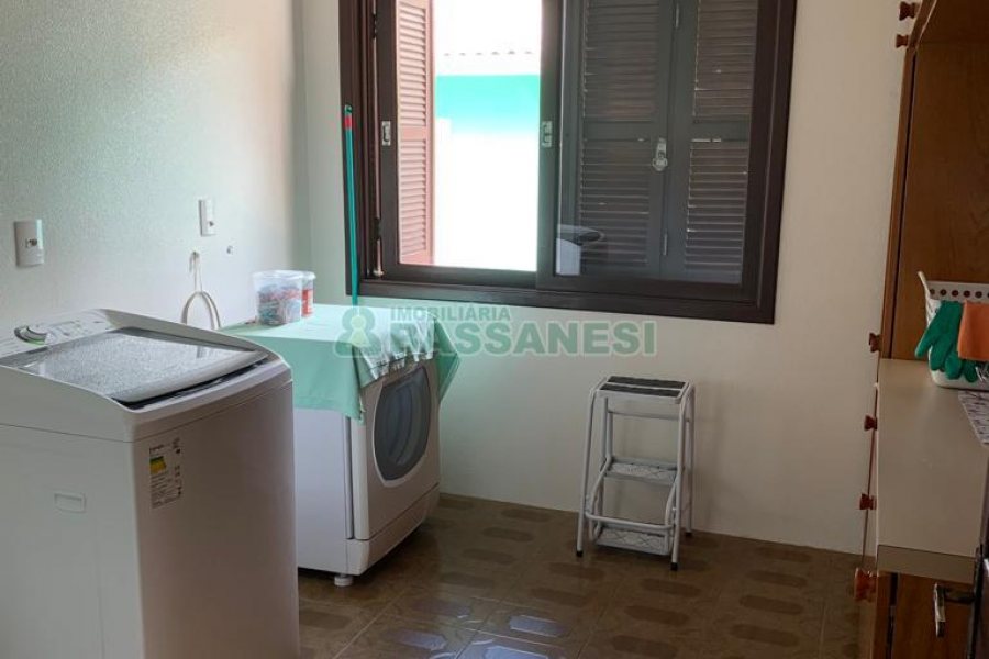 Casa com 266m², 3 dormitórios, 4 vagas, no bairro Panazzolo em Caxias do Sul para Comprar