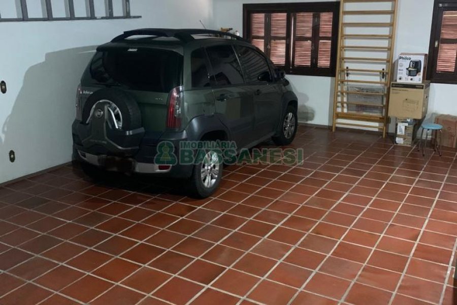 Casa com 266m², 3 dormitórios, 4 vagas, no bairro Panazzolo em Caxias do Sul para Comprar