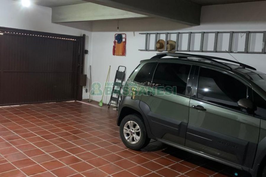 Casa com 266m², 3 dormitórios, 4 vagas, no bairro Panazzolo em Caxias do Sul para Comprar