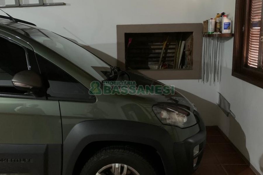 Casa com 266m², 3 dormitórios, 4 vagas, no bairro Panazzolo em Caxias do Sul para Comprar