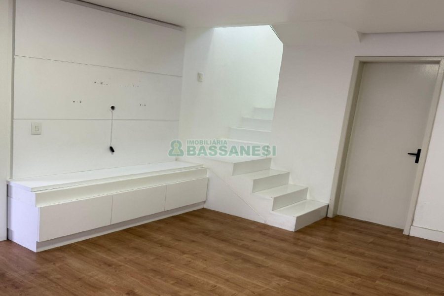 Sobrado com 120m², 3 dormitórios, 2 vagas, no bairro Desvio Rizzo em Caxias do Sul para Alugar